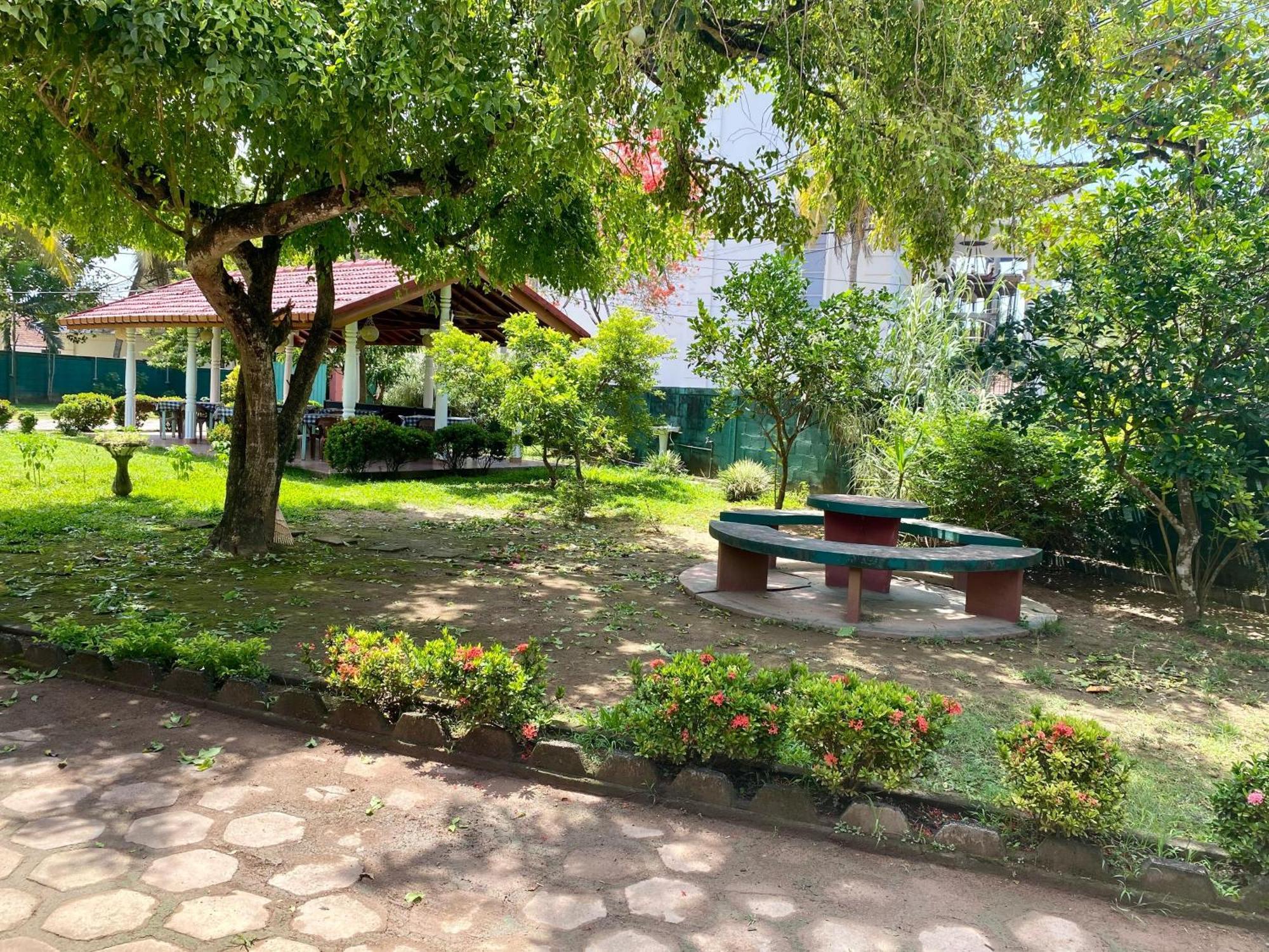 Hotel Tk Green Garden Matara Luaran gambar